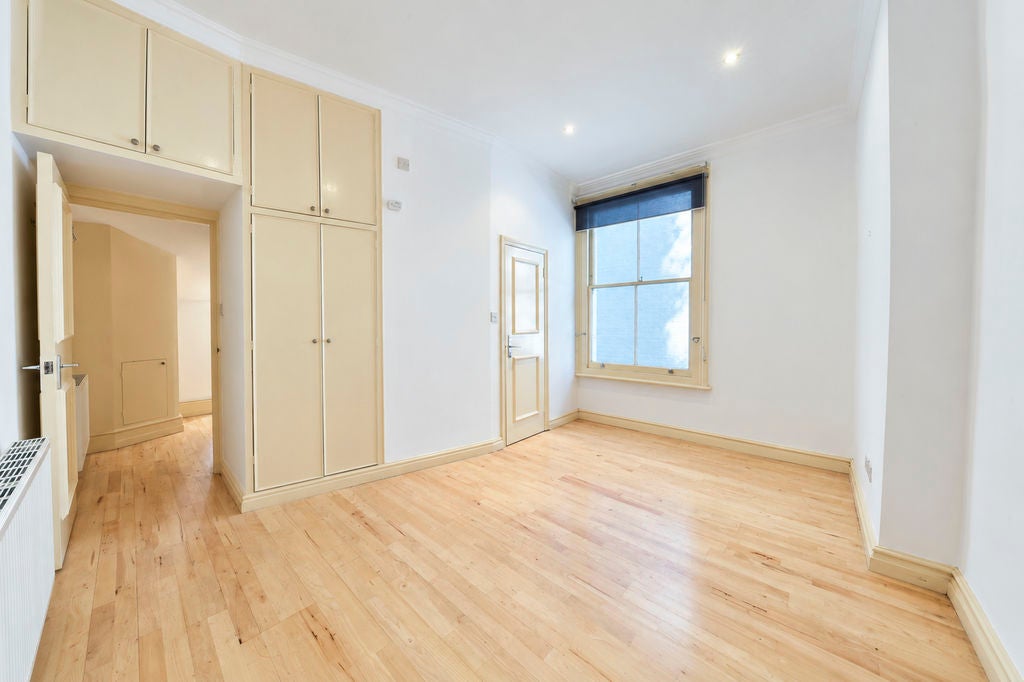 Flat Clanricarde Gardens in Greater London