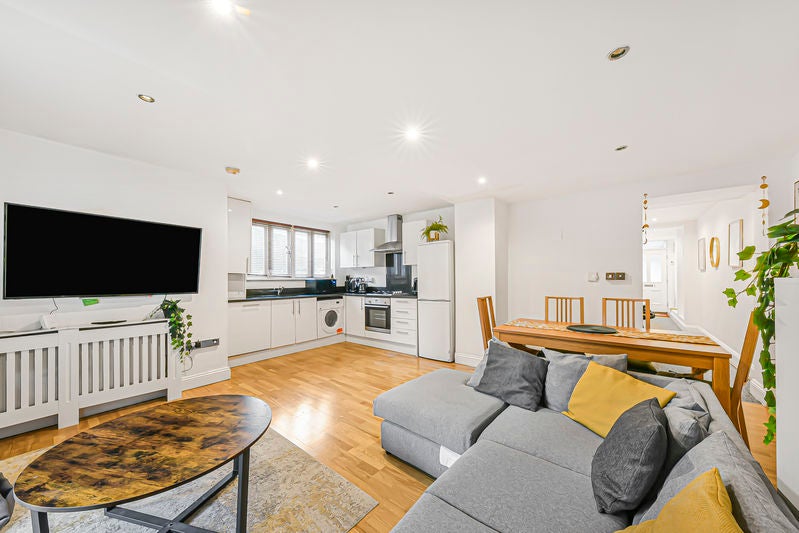 Flat Queenstown Road in Greater London