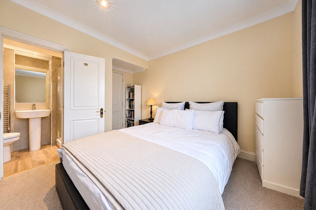 Flat Clanricarde Gardens in Greater London