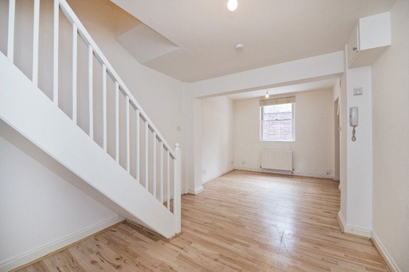 Flat Bullen Street in Greater London