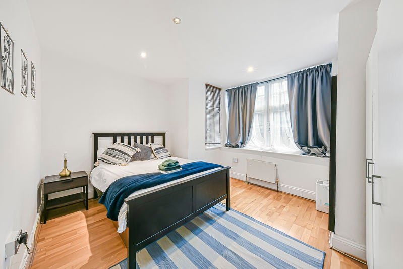 Flat Queenstown Road in Greater London
