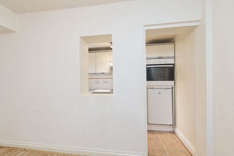 Flat Bullen Street in Greater London