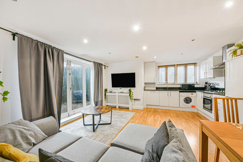 Flat Queenstown Road in Greater London