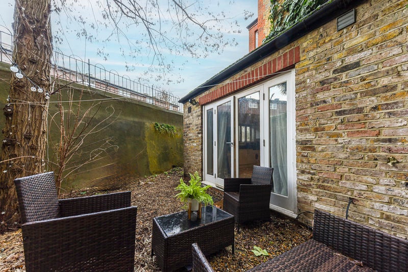 Flat Queenstown Road in Greater London