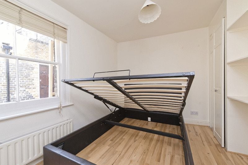 Flat Bullen Street in Greater London