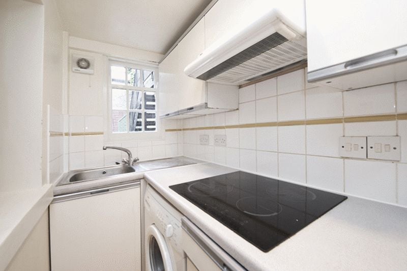 Flat Bullen Street in Greater London