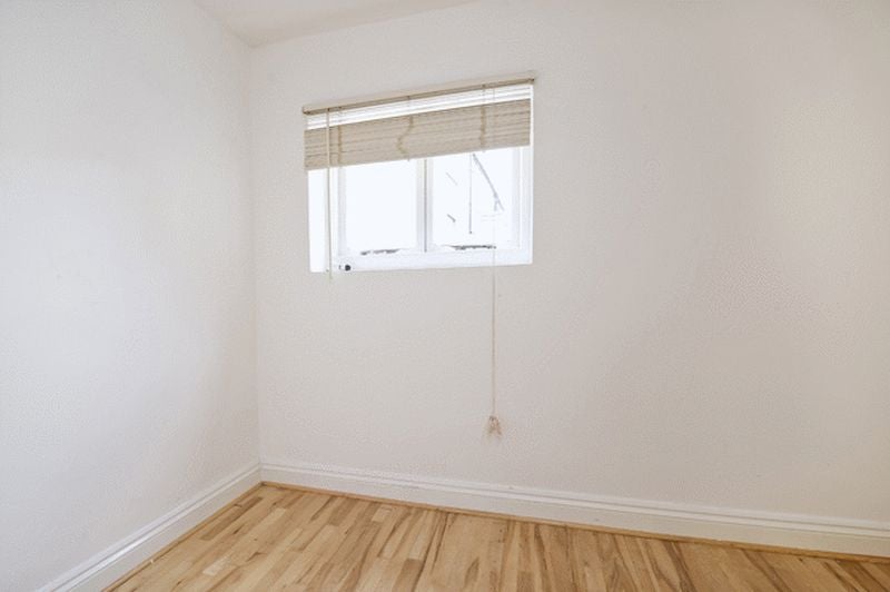 Flat Bullen Street in Greater London
