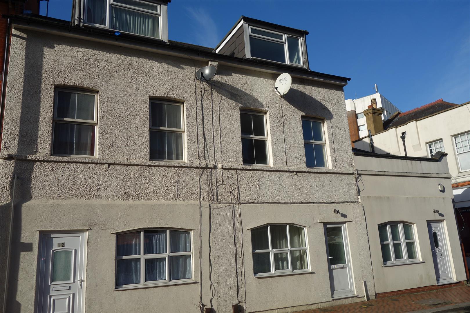 Flat Gordon Road in Rushmoor