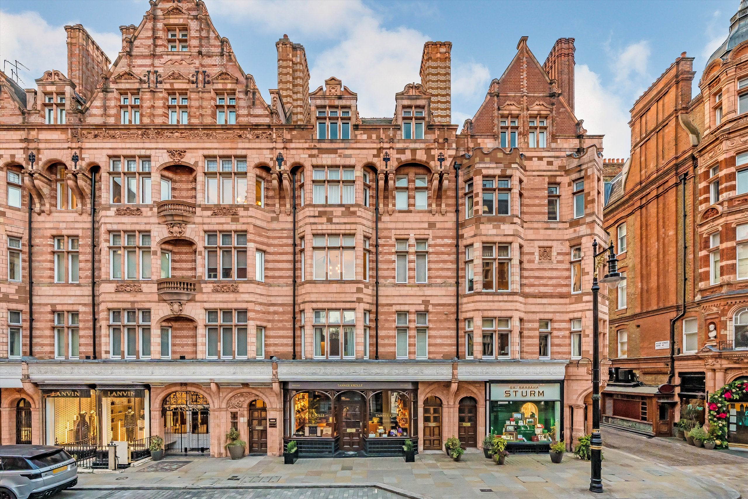 Flat Mount Street in City of Westminster