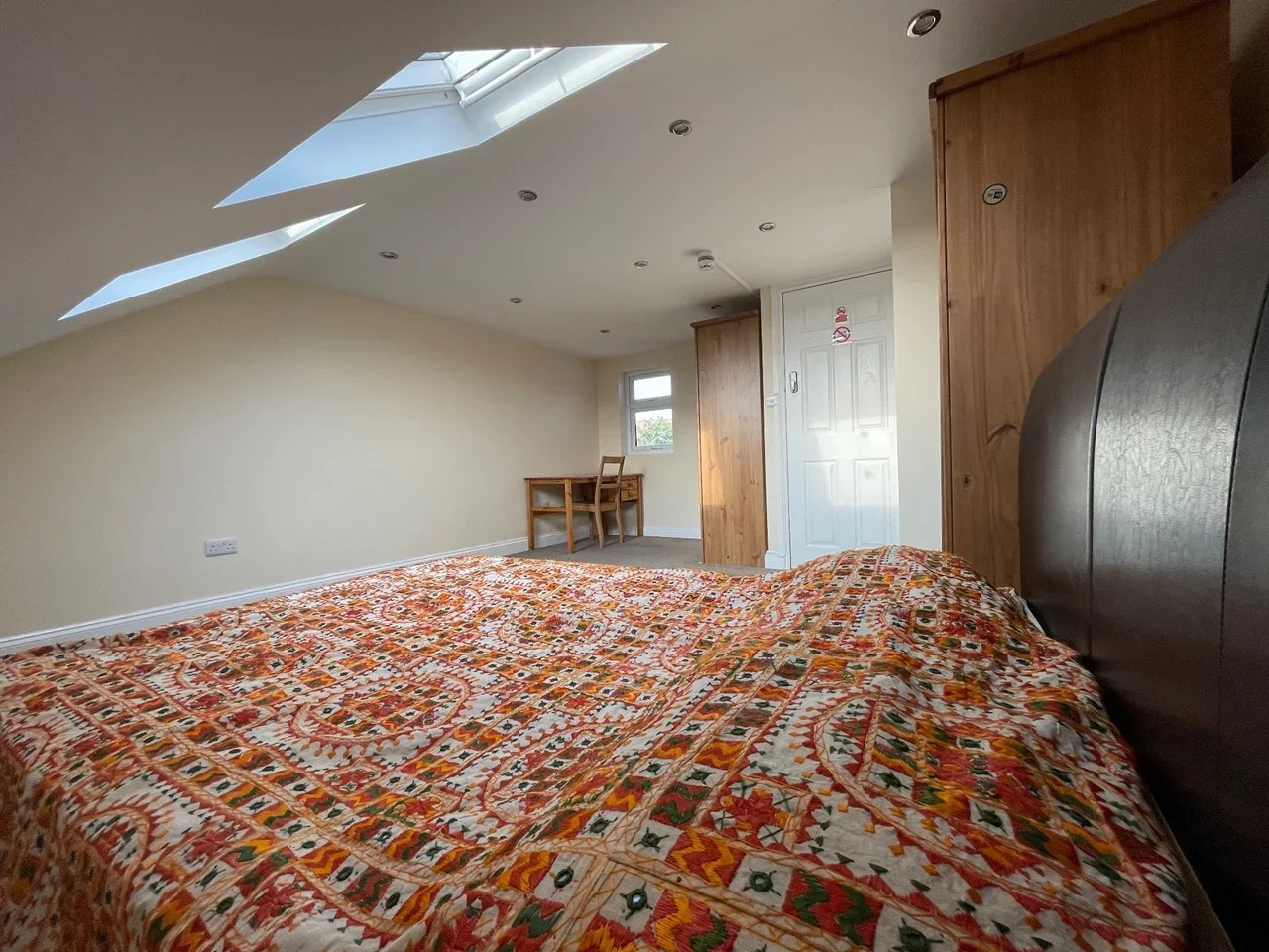 Room Bolton Road in Greater London