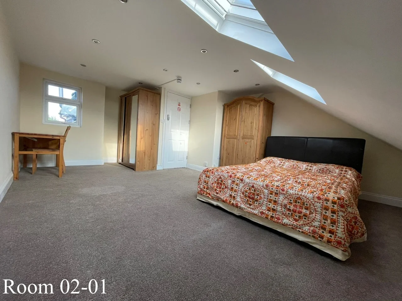 Room Bolton Road in Greater London