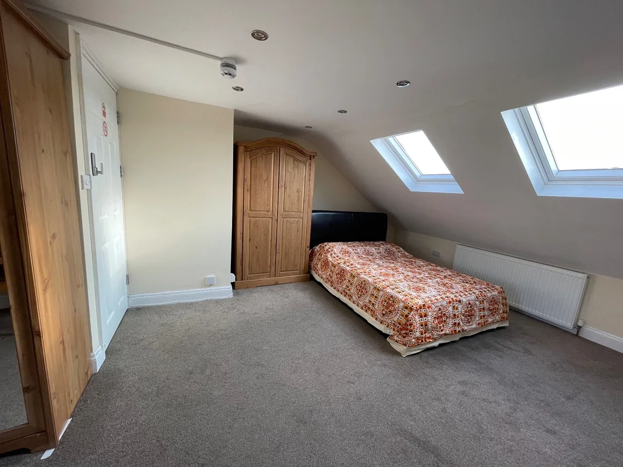 Room Bolton Road in Greater London