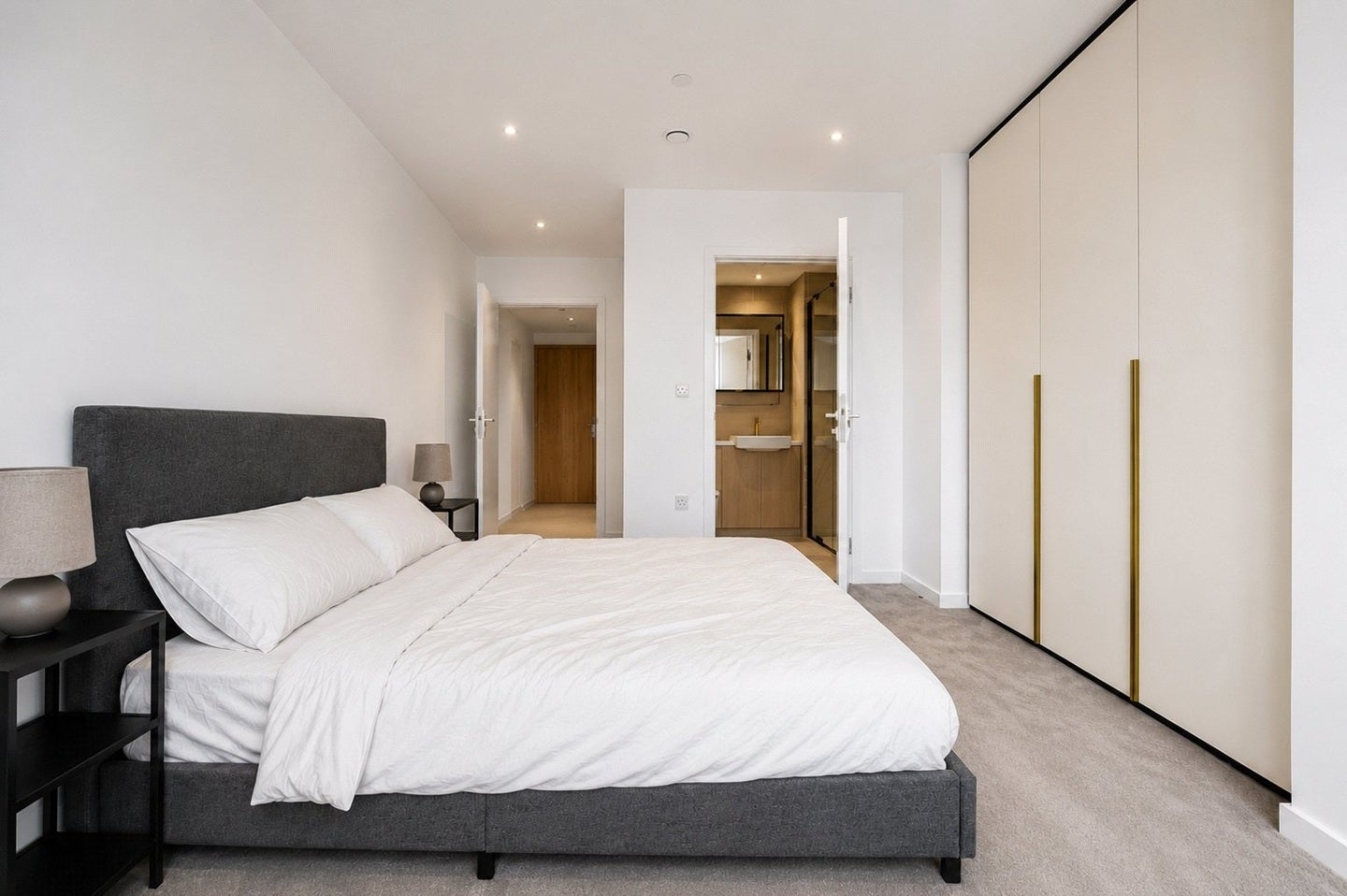 Flat Cendal Crescent in Greater London