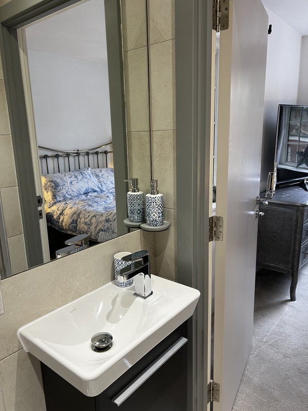 Room Balham New Road in Greater London