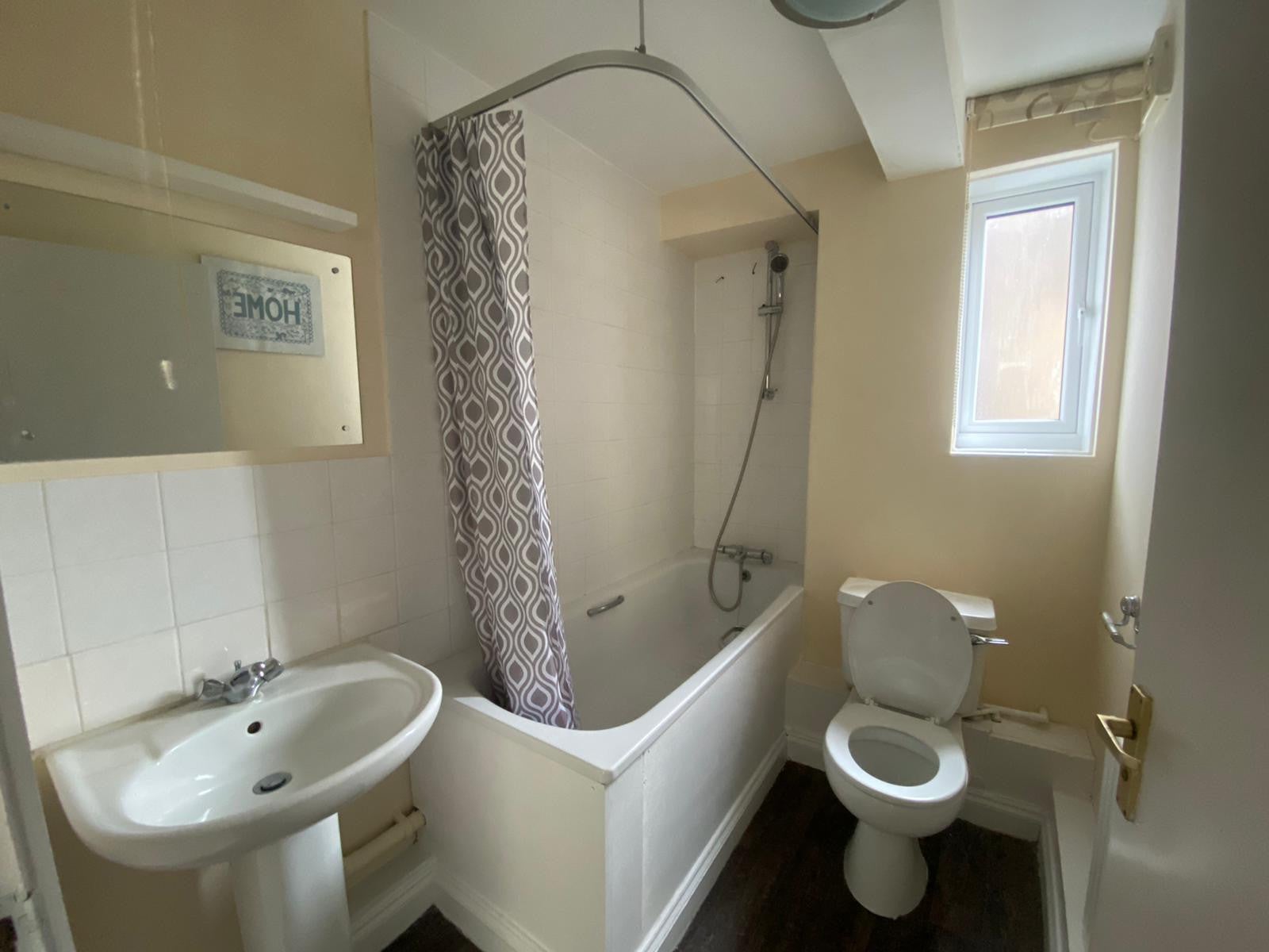 Flat Mitcham Road in Greater London