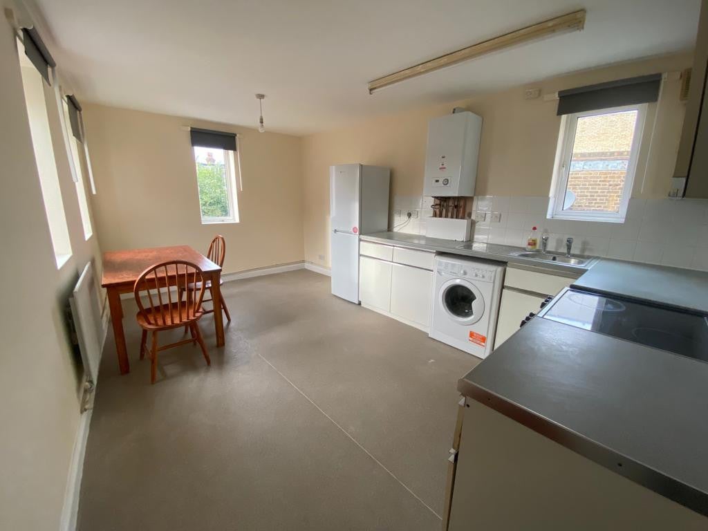 Flat Mitcham Road in Greater London