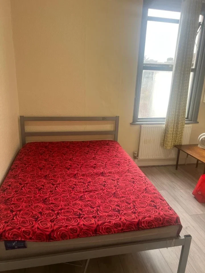 Room Gladstone Avenue in Greater London
