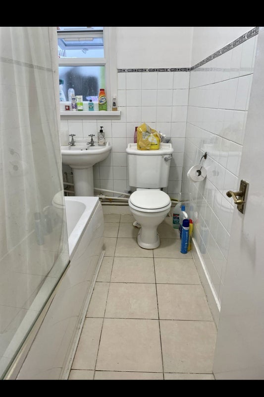 Room Overhill Road in Greater London