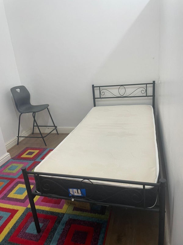 Room Overhill Road in Greater London