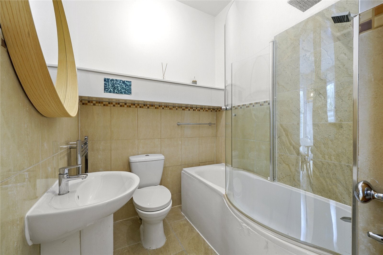 Flat Monnery Road in Greater London