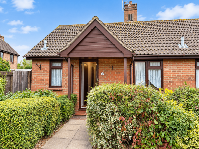 House Headingley Close in Greater London