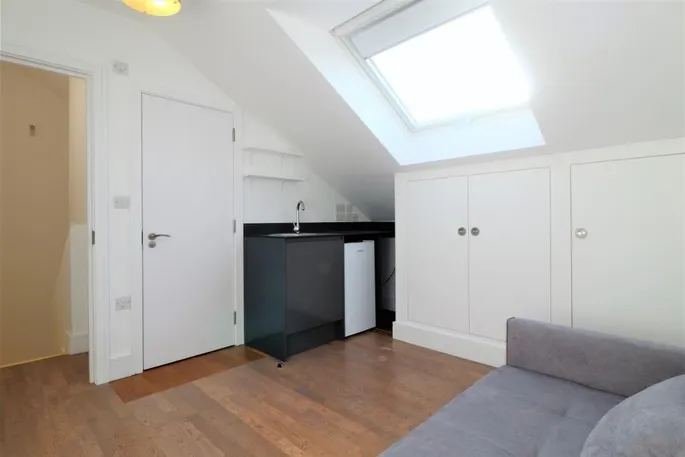 Flat Sunningfields Road in Greater London