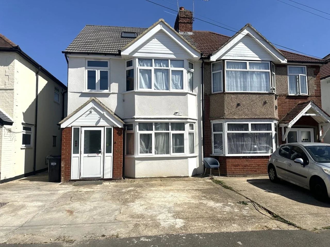 Flat Bulstrode Avenue in Greater London