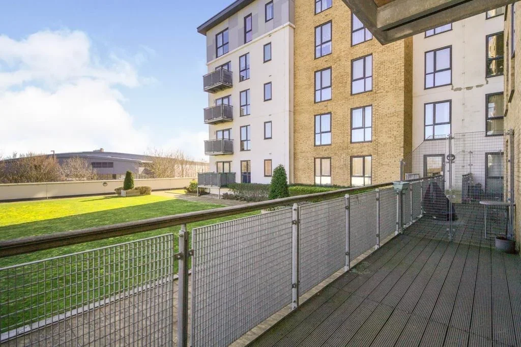 Flat Clydesdale Way in Greater London