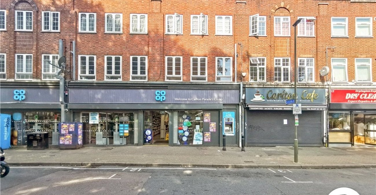 Flat Carlton Parade in Greater London