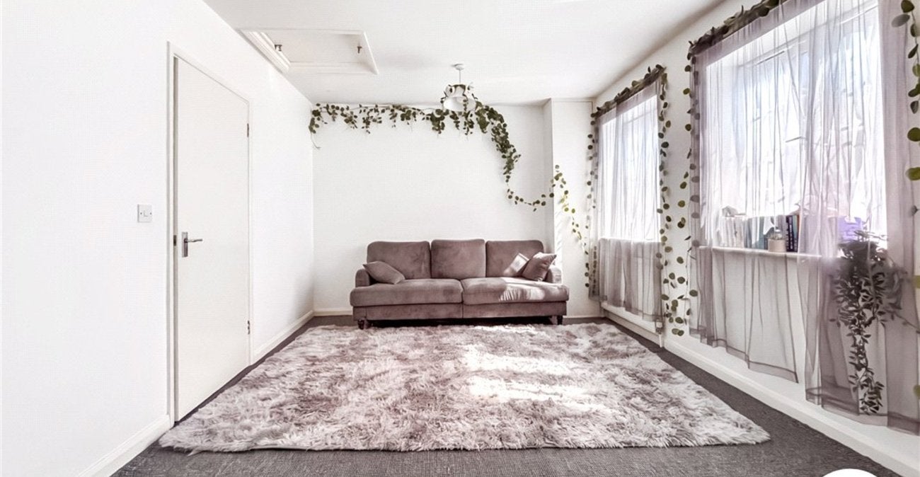 Flat Carlton Parade in Greater London