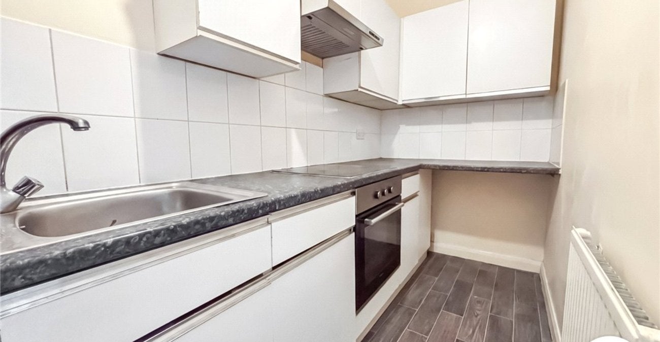Flat Carlton Parade in Greater London