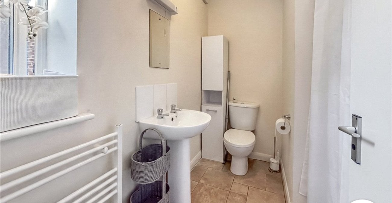 Flat Carlton Parade in Greater London