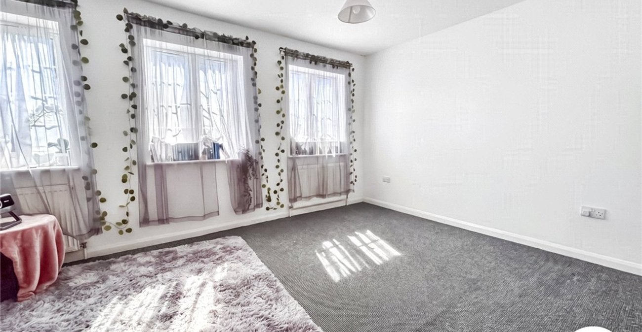 Flat Carlton Parade in Greater London