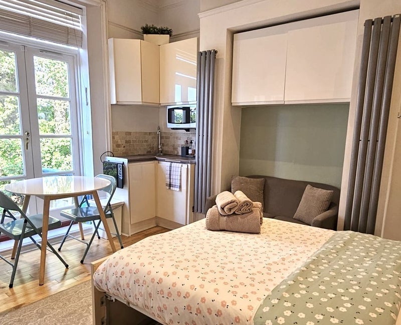 Flat Hannen Road in Greater London
