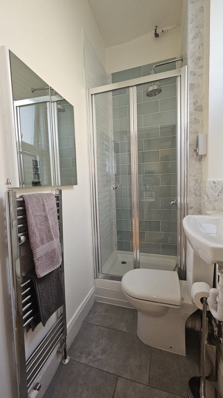 Flat Hannen Road in Greater London