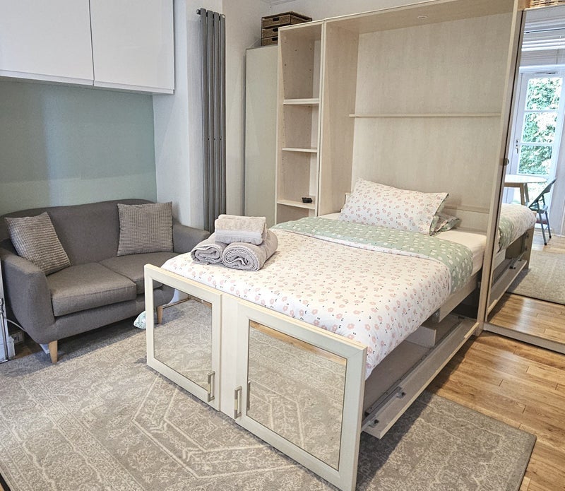 Flat Hannen Road in Greater London