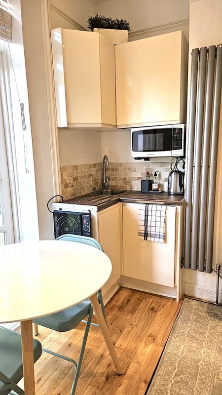 Flat Hannen Road in Greater London