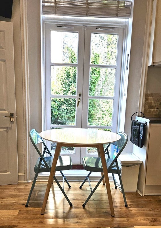 Flat Hannen Road in Greater London