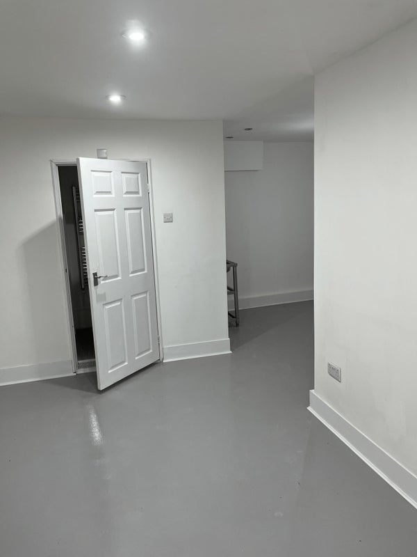 Flat Rathbone Street in Greater London