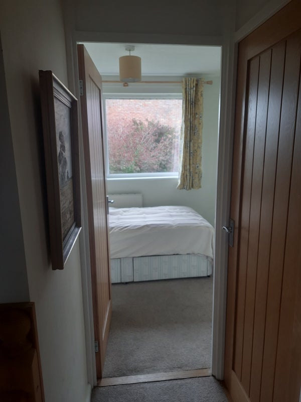 Room Samphire Close in Witham
