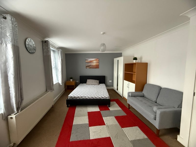 Room Dames Road in Greater London