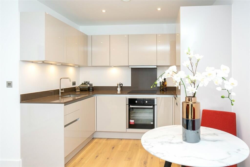Flat Rose Gardens in Watford