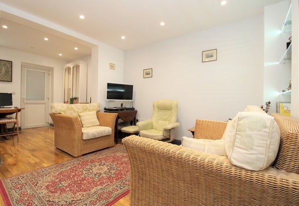 Flat Tolworth Broadway in London