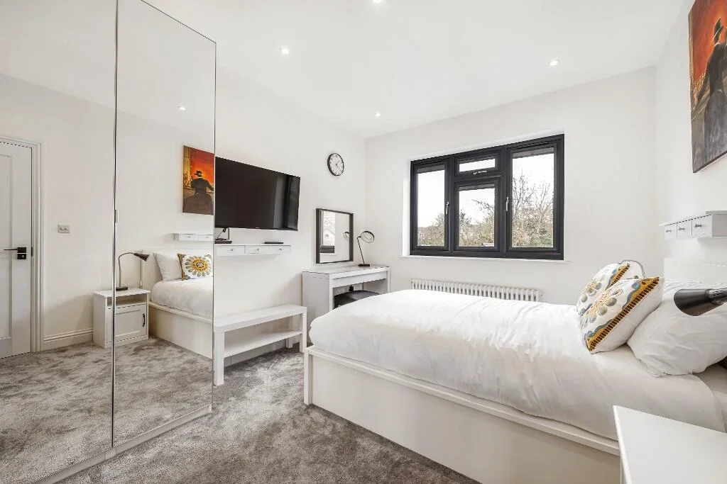 Room Glennie Road in Greater London