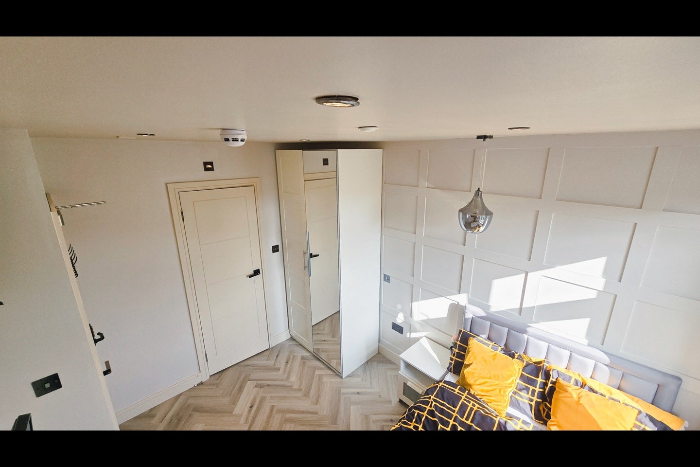 Room Waverley Road in Greater London