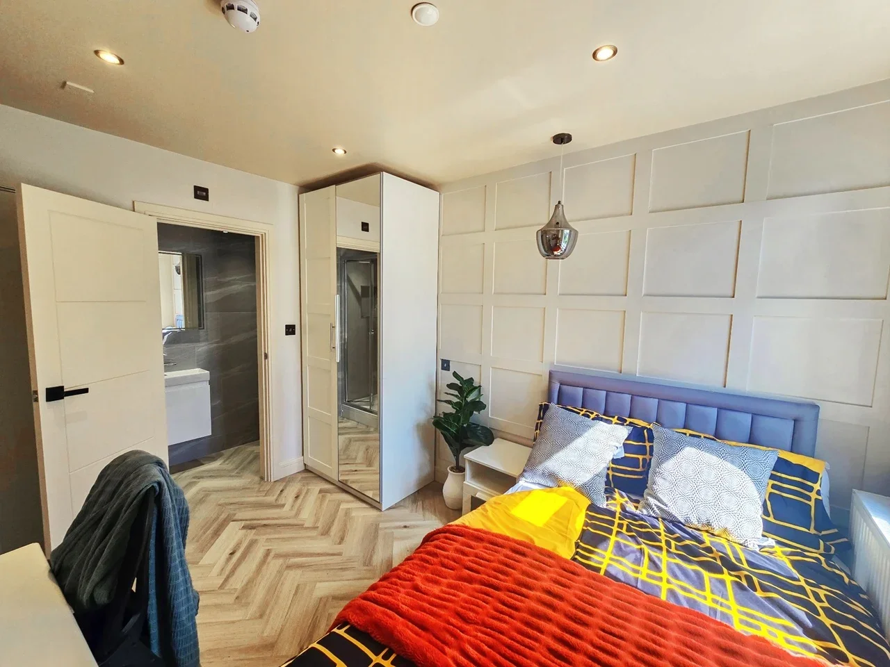 Room Waverley Road in Greater London