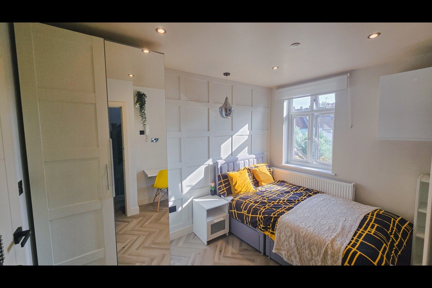 Room Waverley Road in Greater London