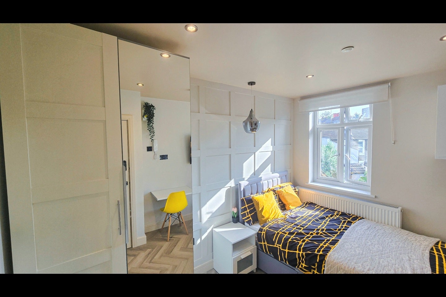 Room Waverley Road in Greater London