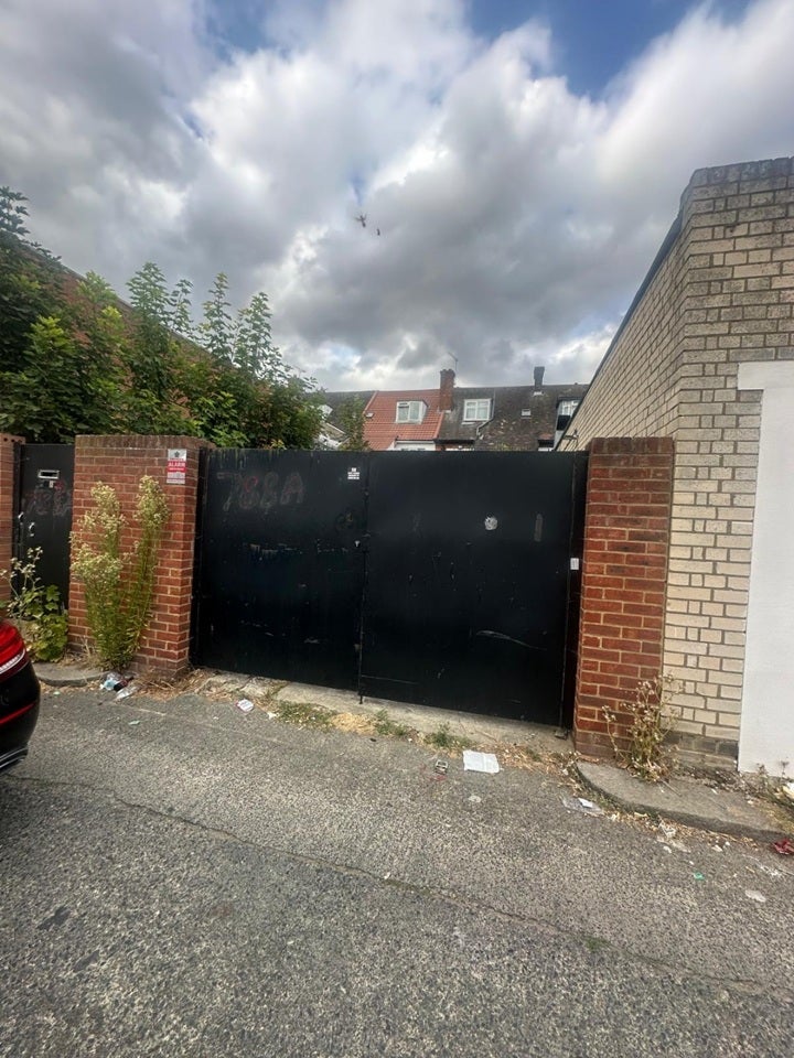 Flat Green Lane in Greater London