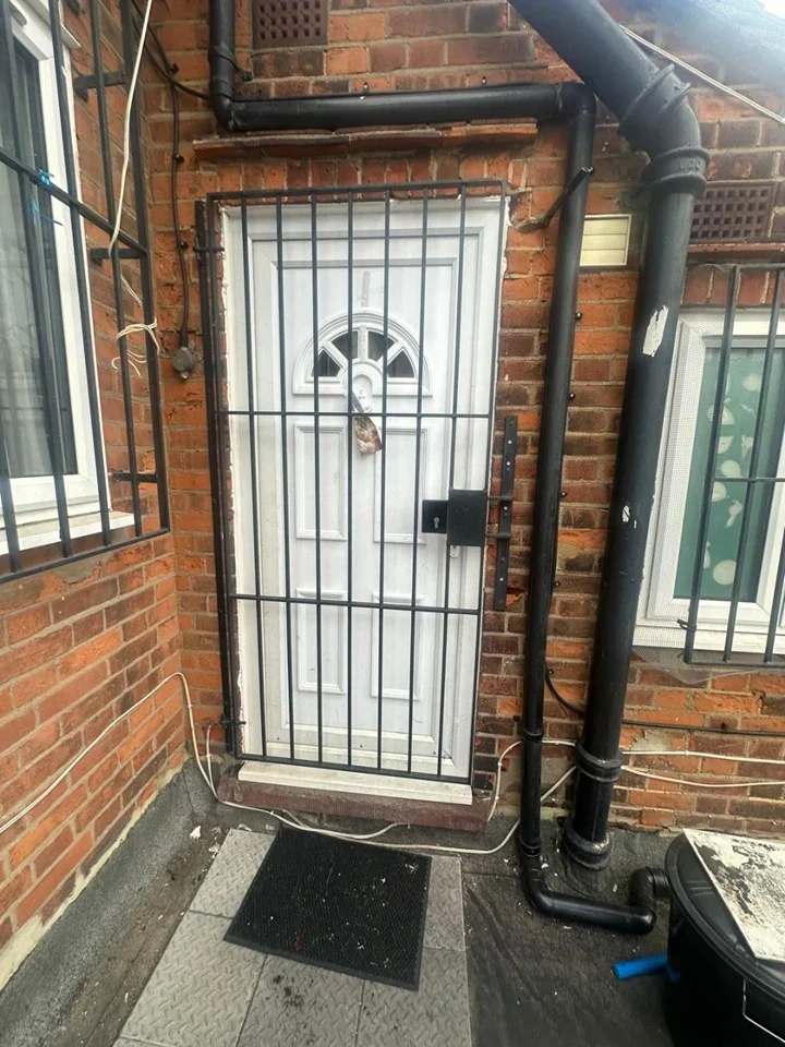 Flat Green Lane in Greater London